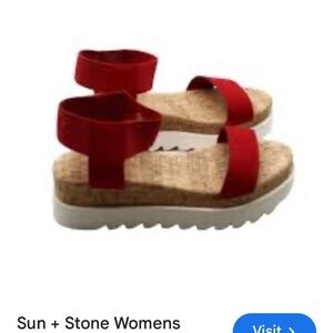 Elastic straps, cork like platform and padding beneath!  Layers of comfort!​​